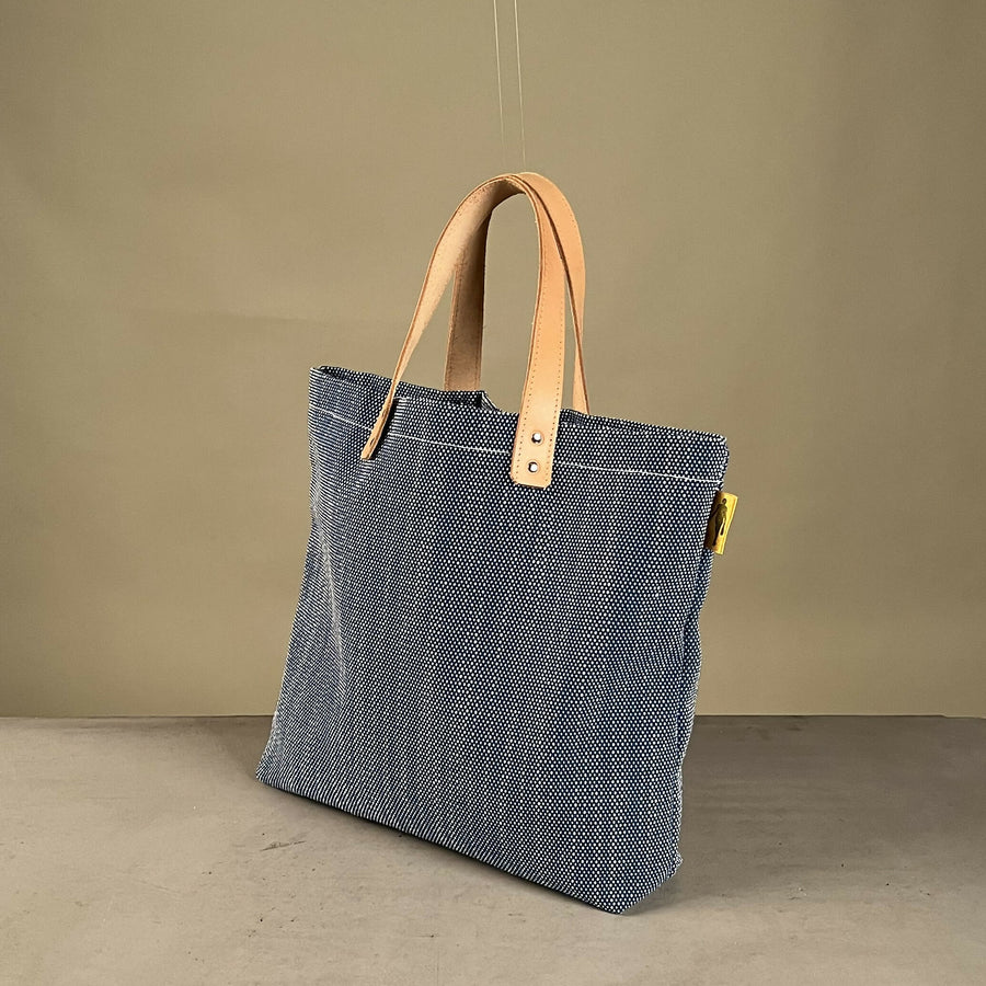 Shopper | Gemaakt van de bekleding van de achterkant van een IKEA-bank. — beeld 2
