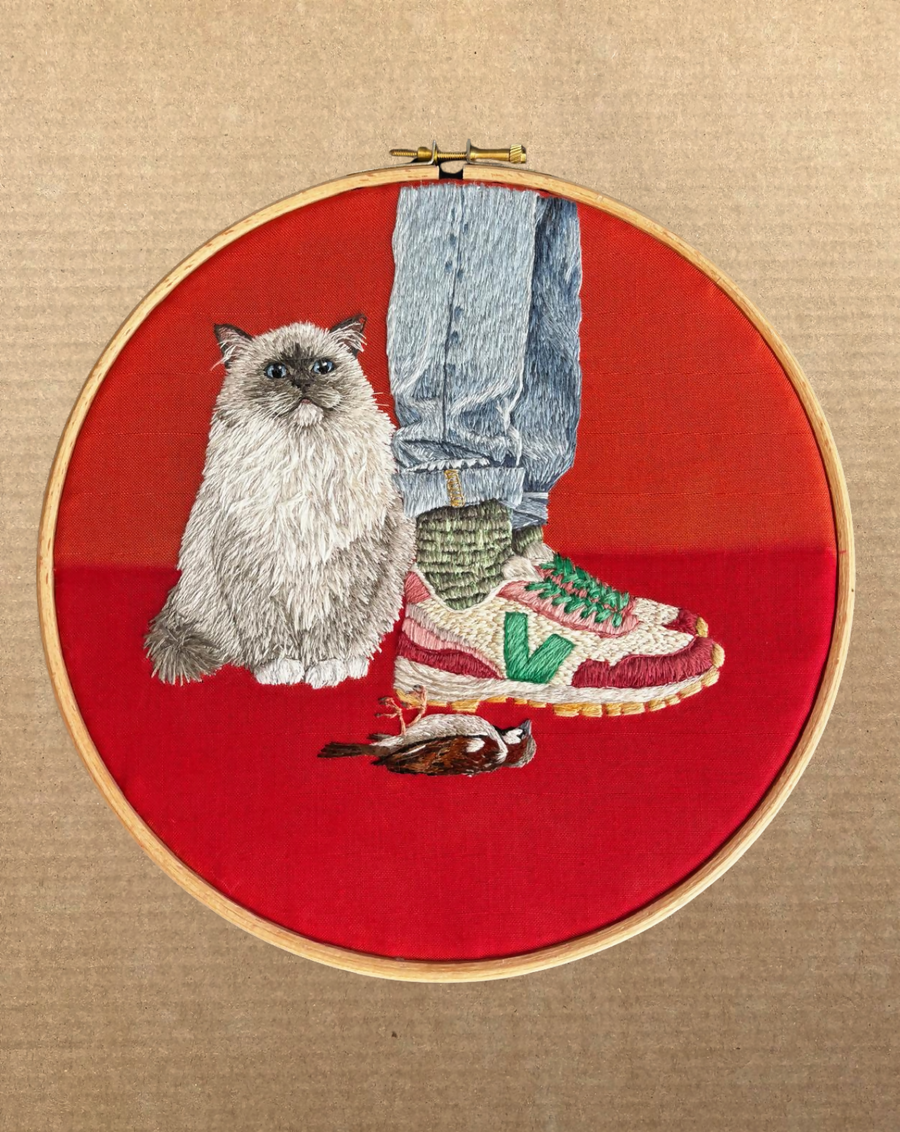 Kat, ragdoll met dode vogel-borduursel