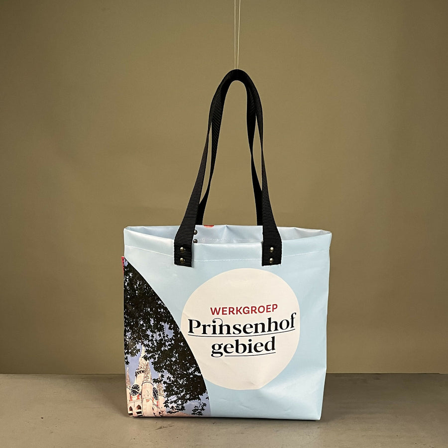 Shopper medium | Gemaakt van een oud museumbanner — beeld 2