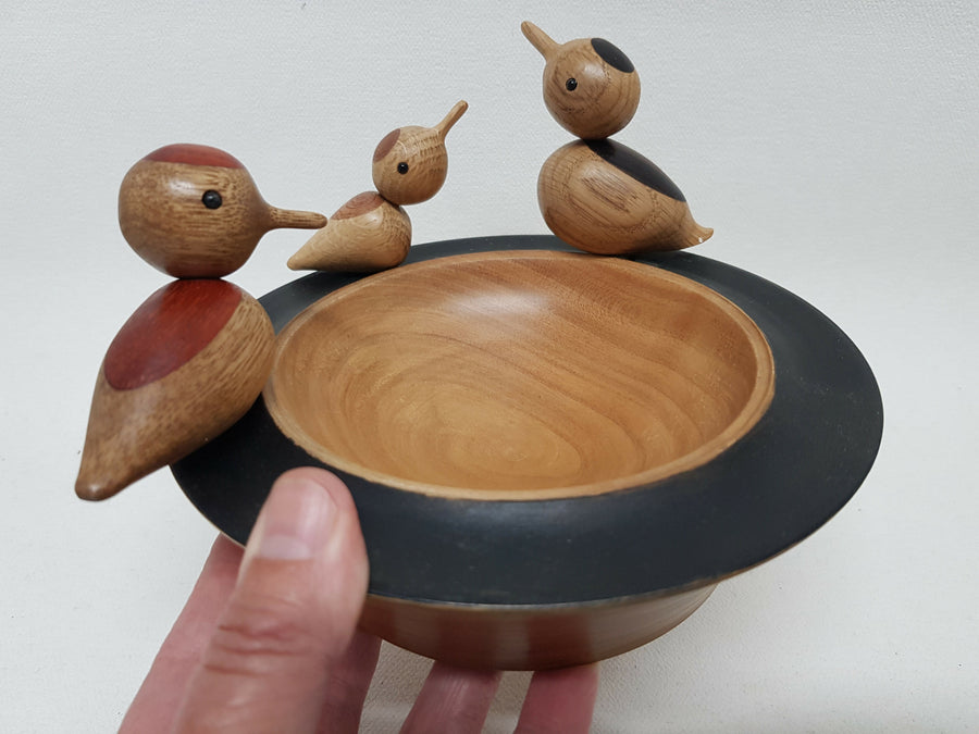 Handgemaakt vogelbadje van hout met 3 vogeltjes