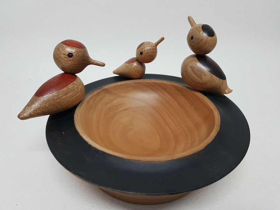 Handgemaakt vogelbadje van hout met 3 vogeltjes — beeld 2